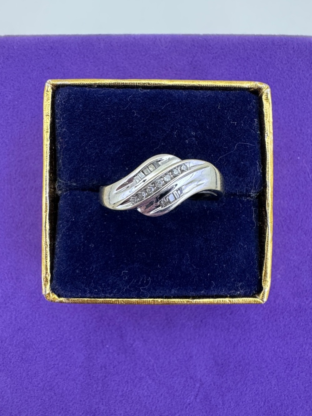 💛 10k White Gold Wave Ring with Channel-Set Round & Baguette Diamonds